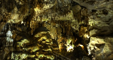 Пещера Леденика край Враца